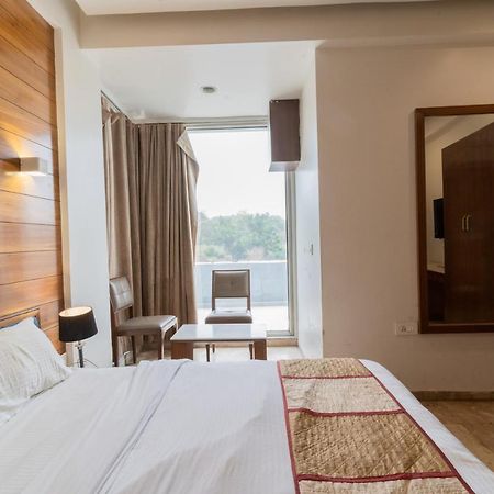 Hotel Kyra Airport Ahmedabad Bagian luar foto