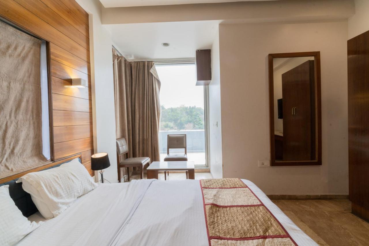 Hotel Kyra Airport Ahmedabad Bagian luar foto