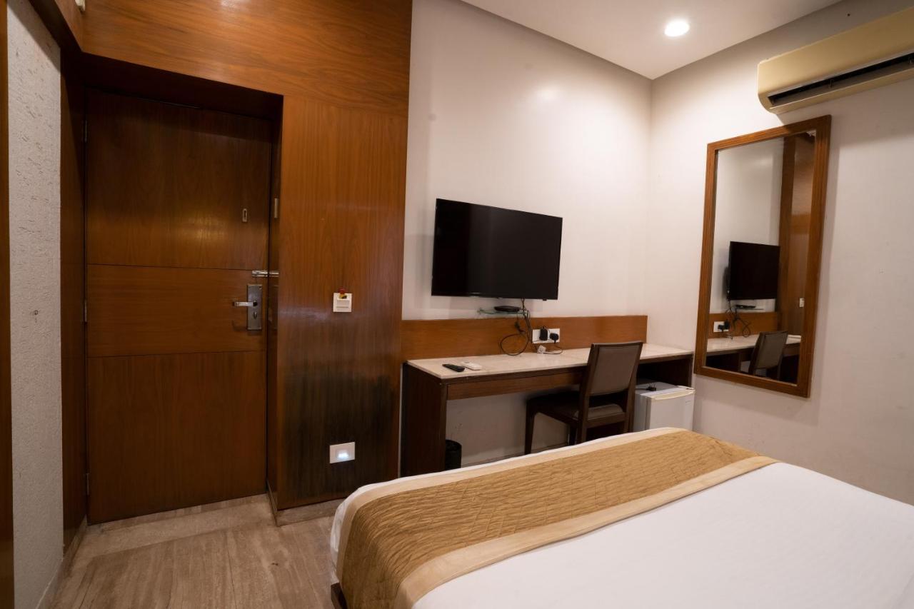 Hotel Kyra Airport Ahmedabad Bagian luar foto