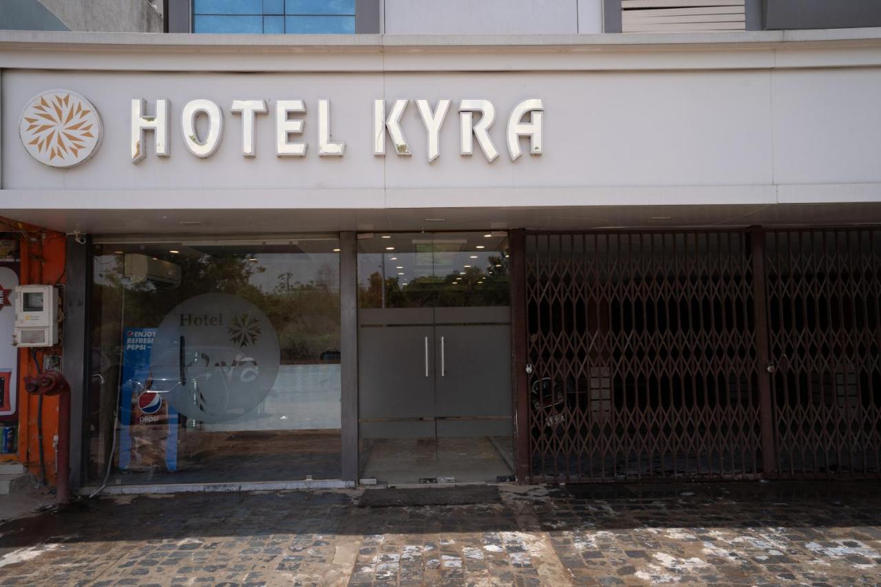 Hotel Kyra Airport Ahmedabad Bagian luar foto