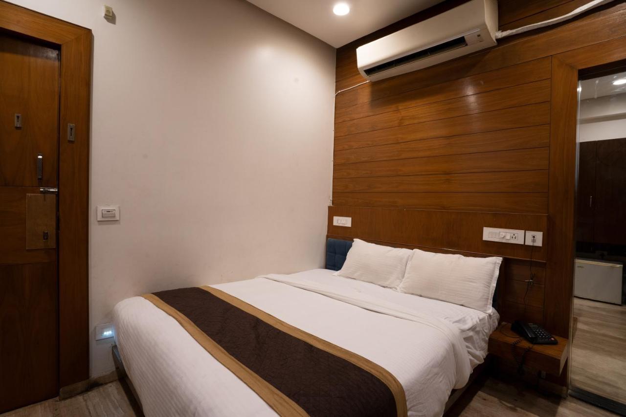 Hotel Kyra Airport Ahmedabad Bagian luar foto