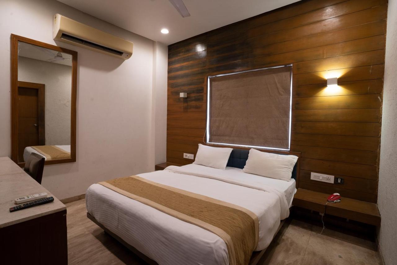 Hotel Kyra Airport Ahmedabad Bagian luar foto