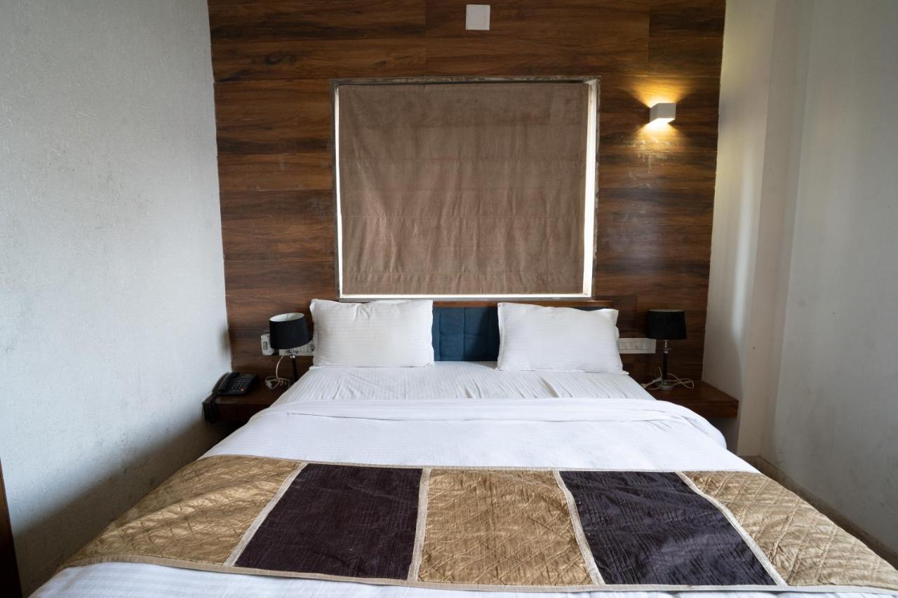 Hotel Kyra Airport Ahmedabad Bagian luar foto
