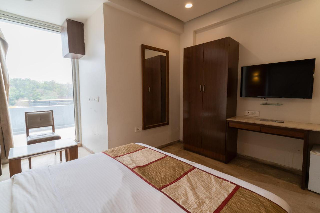 Hotel Kyra Airport Ahmedabad Bagian luar foto