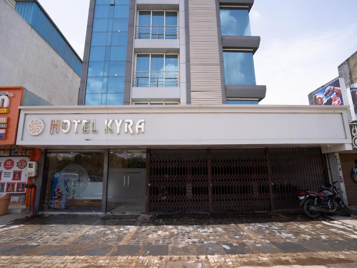 Hotel Kyra Airport Ahmedabad Bagian luar foto