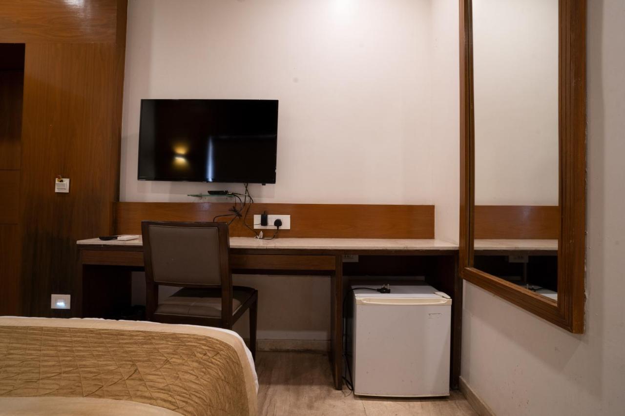 Hotel Kyra Airport Ahmedabad Bagian luar foto